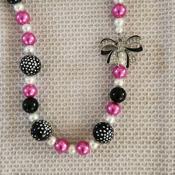 Hot pink and black beaded necklace with rhinestone bow - Picture 2 of 5